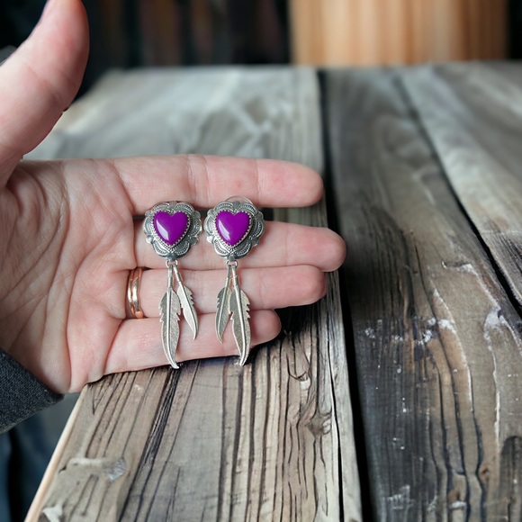 💜🪶Stamped & Signed Authentic Native American Heart & Feather Earrings 💜🪶 - Picture 1 of 4